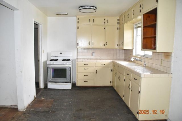 4115 E Dayton Avenue, Fresno, CA 93726