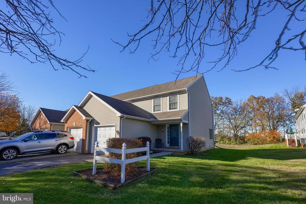 Image 2 of property listing at 4003 PARKSIDE CT, Mount Joy, PA 17552