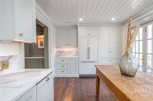 110 W Taylor Street, Savannah, GA 31401