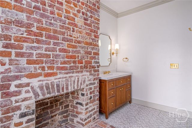 110 W Taylor Street, Savannah, GA 31401