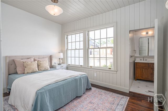 110 W Taylor Street, Savannah, GA 31401