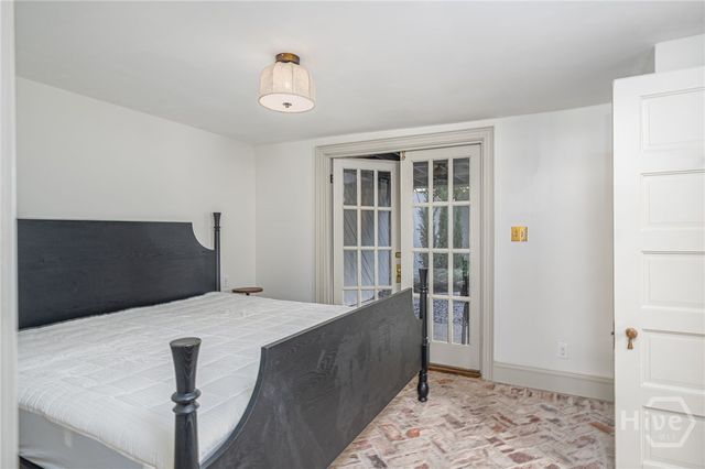 110 W Taylor Street, Savannah, GA 31401