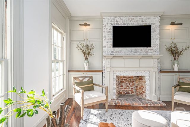 110 W Taylor Street, Savannah, GA 31401