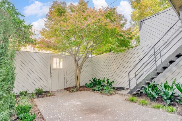 110 W Taylor Street, Savannah, GA 31401