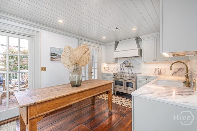 110 W Taylor Street, Savannah, GA 31401