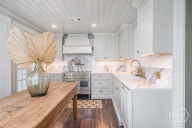 110 W Taylor Street, Savannah, GA 31401