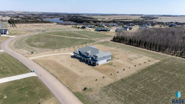 27203 Cedar Ridge Ct, Harrisburg, SD 57032