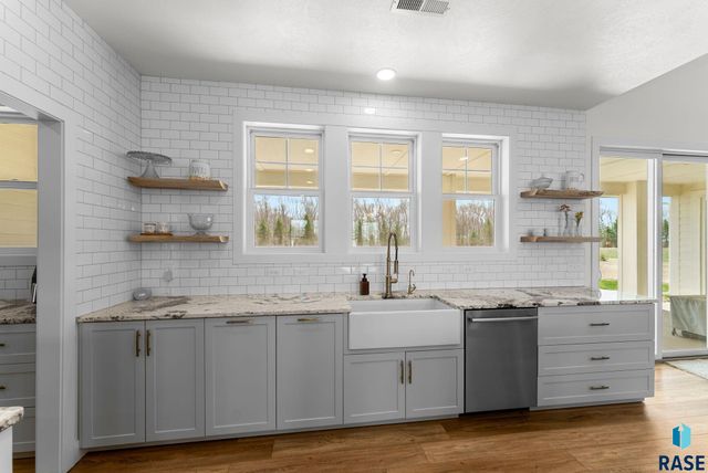 27203 Cedar Ridge Ct, Harrisburg, SD 57032