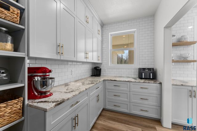 27203 Cedar Ridge Ct, Harrisburg, SD 57032