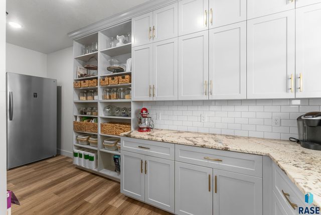 27203 Cedar Ridge Ct, Harrisburg, SD 57032