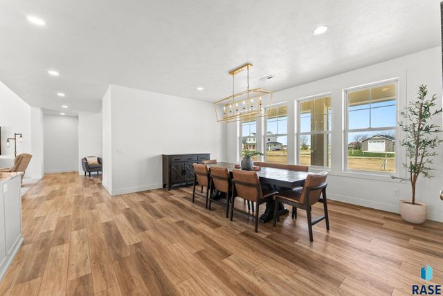 27203 Cedar Ridge Ct, Harrisburg, SD 57032