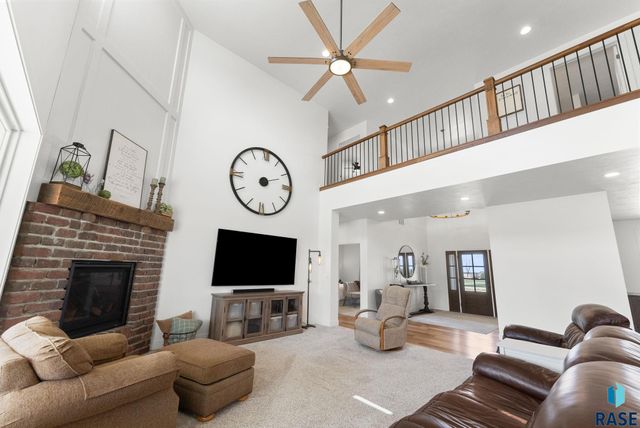 27203 Cedar Ridge Ct, Harrisburg, SD 57032