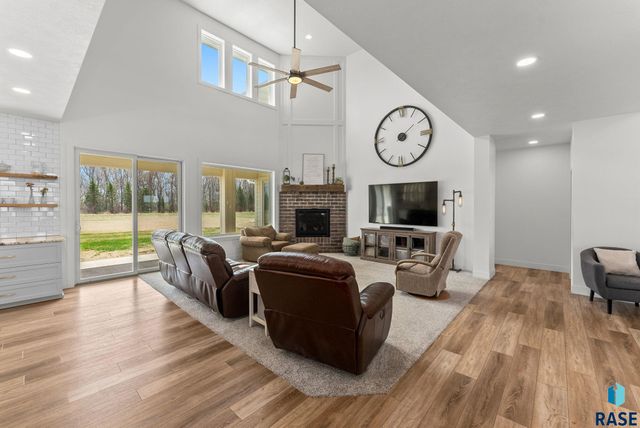 27203 Cedar Ridge Ct, Harrisburg, SD 57032