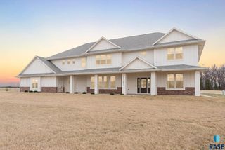 27203 Cedar Ridge Ct, Harrisburg, SD 57032
