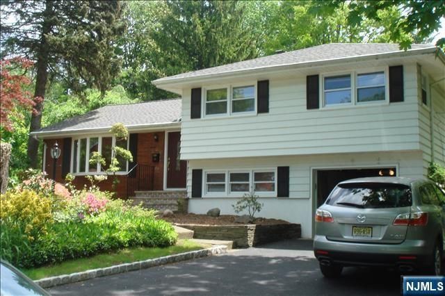 19 Vivian Lane, Closter, NJ 07624
