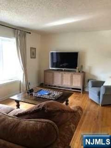 19 Vivian Lane, Closter, NJ 07624