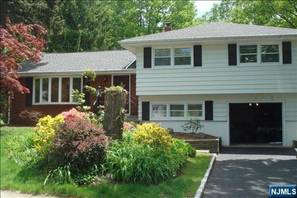 19 Vivian Lane, Closter, NJ 07624