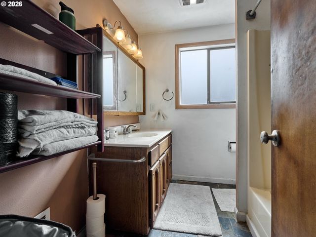 920 N ASPEN Ct, Canby, OR 97013