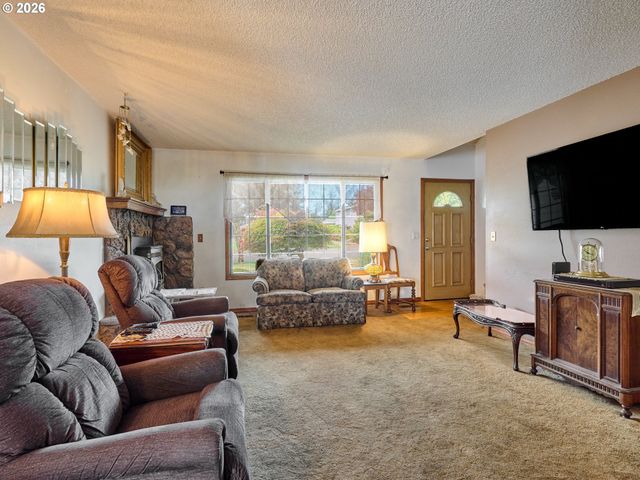 920 N ASPEN Ct, Canby, OR 97013