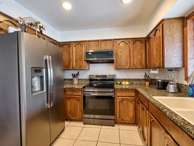 920 N ASPEN Ct, Canby, OR 97013