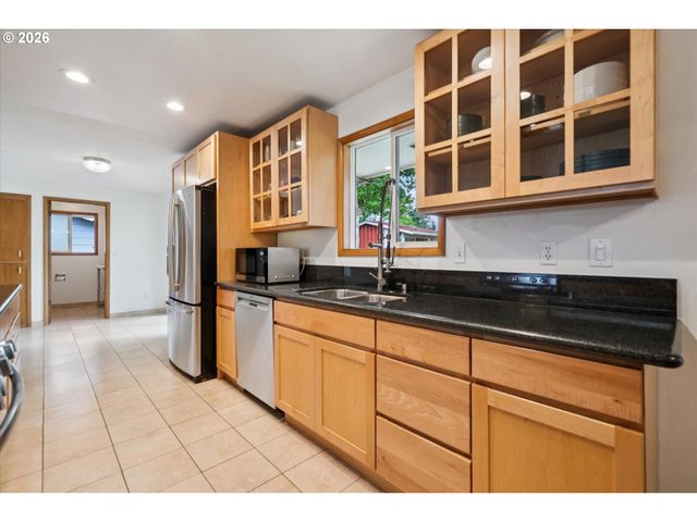 13721 Se HARRISON Ct, Portland, OR 97233