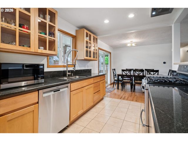 13721 Se HARRISON Ct, Portland, OR 97233