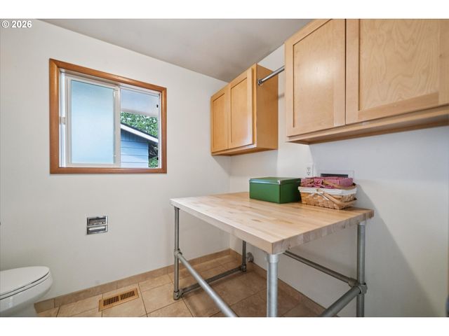 13721 Se HARRISON Ct, Portland, OR 97233