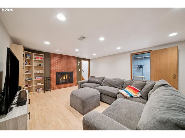 13721 Se HARRISON Ct, Portland, OR 97233