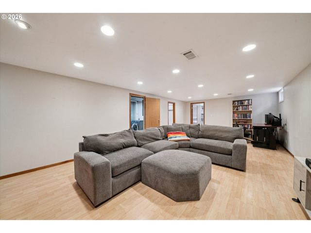 13721 Se HARRISON Ct, Portland, OR 97233