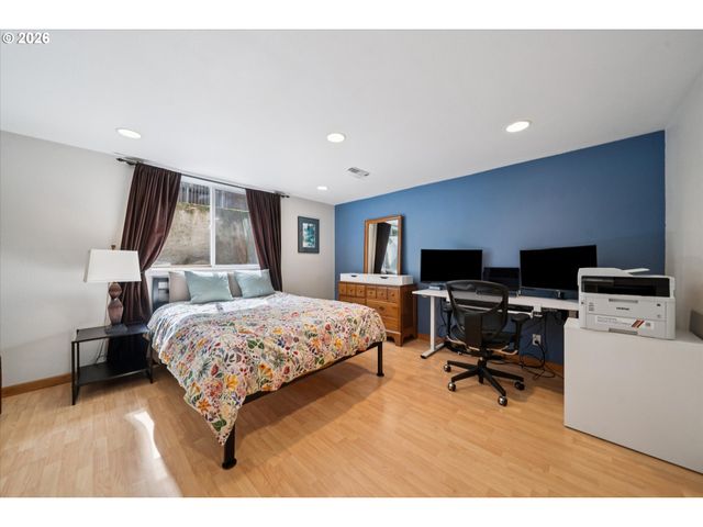 13721 Se HARRISON Ct, Portland, OR 97233
