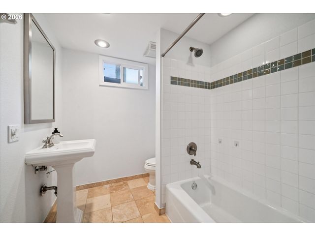 13721 Se HARRISON Ct, Portland, OR 97233