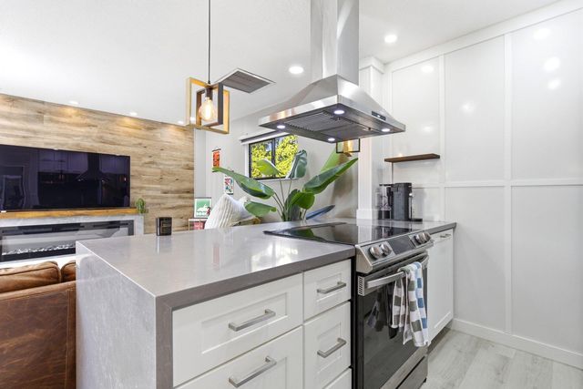 30 Crossings Circle G, Boynton Beach, FL 33435