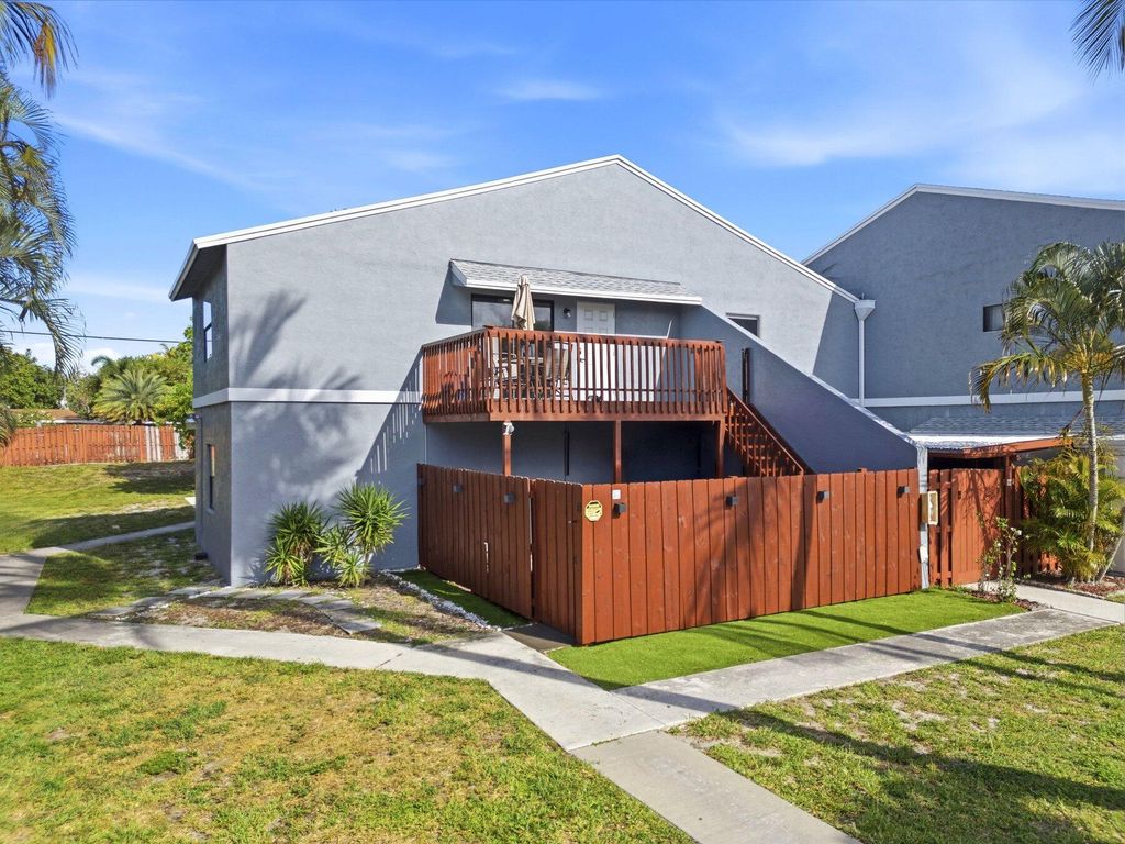 30 Crossings Circle G, Boynton Beach, FL 33435