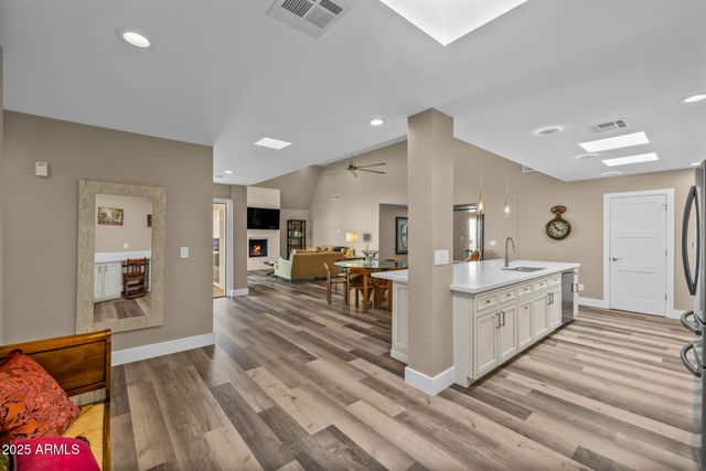 2530 E OREGON Avenue, Phoenix, AZ 85016