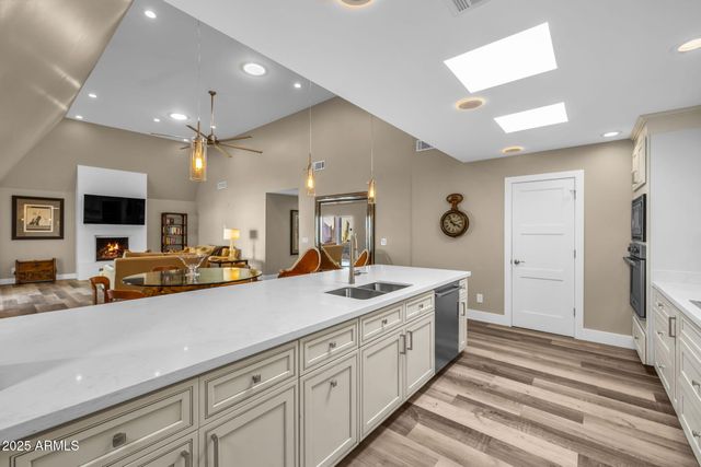 2530 E OREGON Avenue, Phoenix, AZ 85016