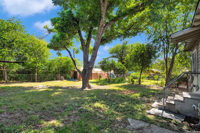 1611 LEE HALL, San Antonio, TX 78201