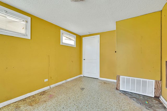 1611 LEE HALL, San Antonio, TX 78201