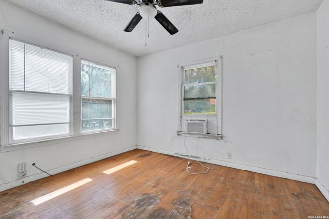 1611 LEE HALL, San Antonio, TX 78201
