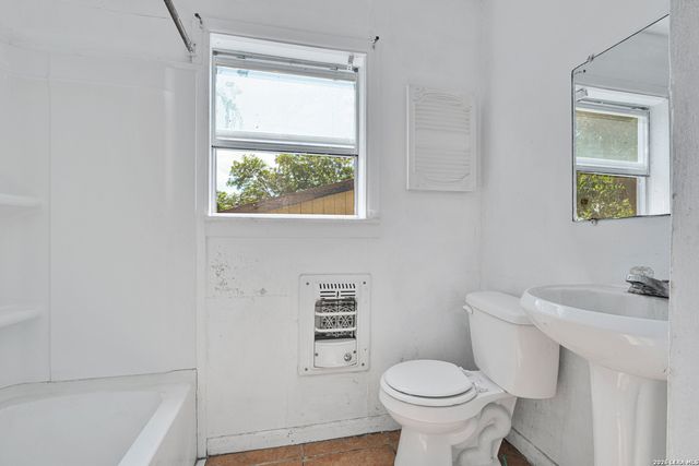 1611 LEE HALL, San Antonio, TX 78201