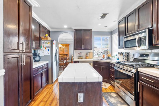 446 Port St, Los Banos, CA 93635