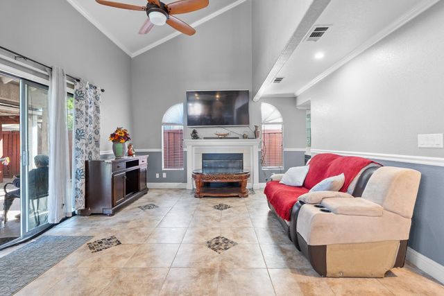 446 Port St, Los Banos, CA 93635