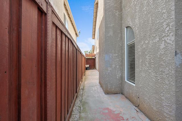 446 Port St, Los Banos, CA 93635