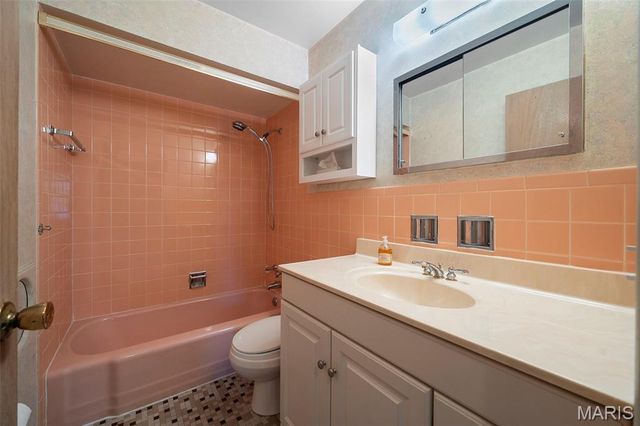 10275 Julius Northway, St Louis, MO 63127