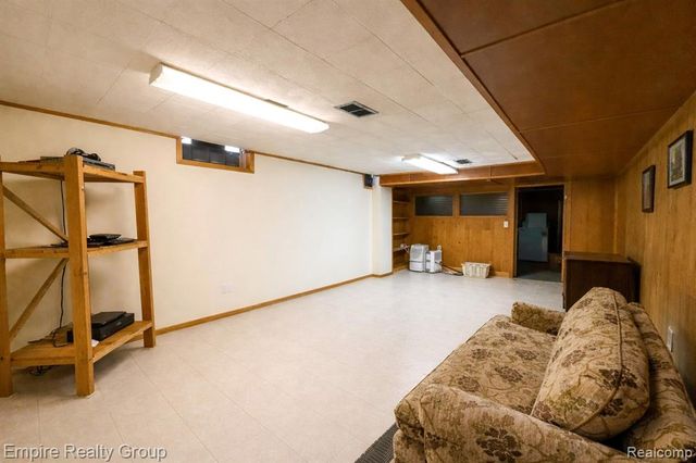 32321 Arlington Drive, Beverly Hills, MI 48025