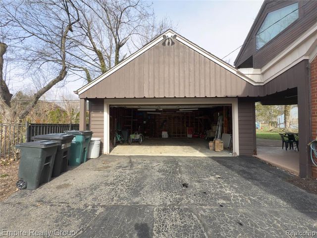 32321 Arlington Drive, Beverly Hills, MI 48025