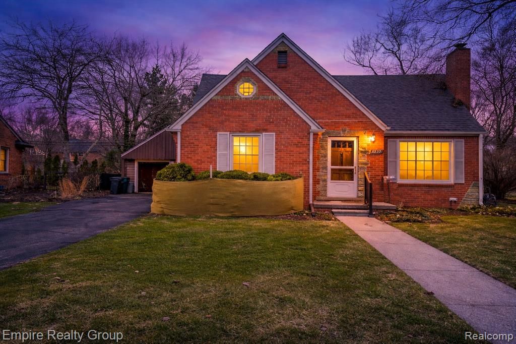 32321 Arlington Drive, Beverly Hills, MI 48025