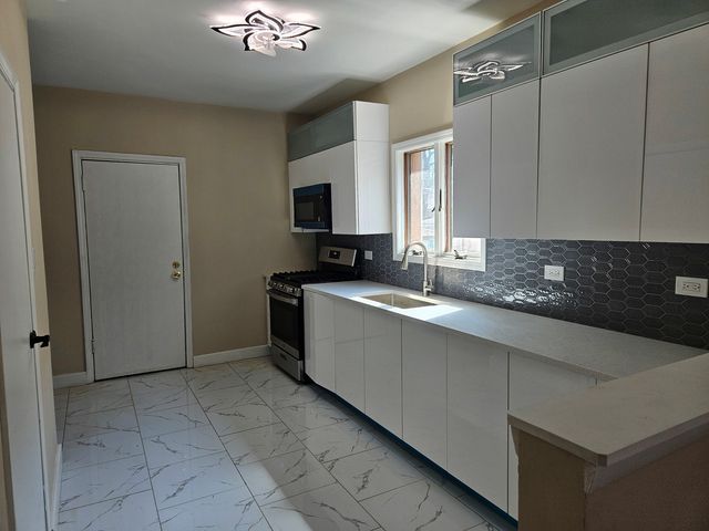 10211 S Peoria Street, Chicago, IL 60643