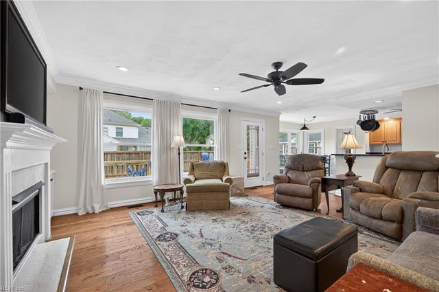 817 Satinwood CT, Chesapeake, VA 23322