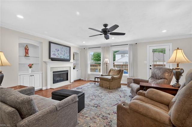 817 Satinwood CT, Chesapeake, VA 23322