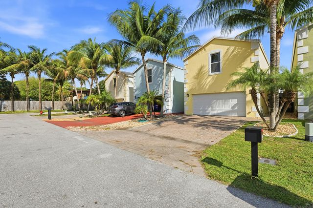 3221 Johns Place, Palm Springs, FL 33461